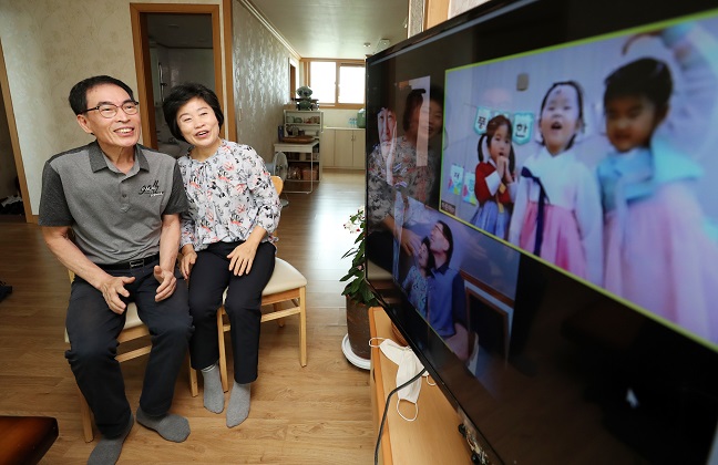 This file photo, taken Sept. 29, 2020, shows a family meeting via videoconference during the fall harvest Chuseok holiday due to the COVID-19 pandemic. (Yonhap)