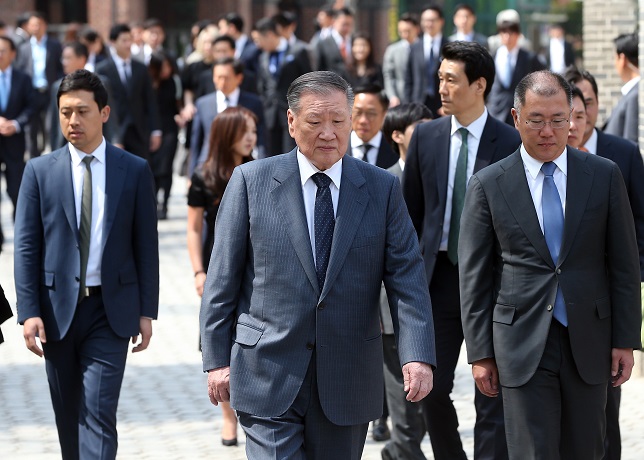 This file photo shows Hyundai Motor Group's Honorary Chairman Chung Mong-koo (C) and his only son Chairman Chung Euisun. (Yonhap)