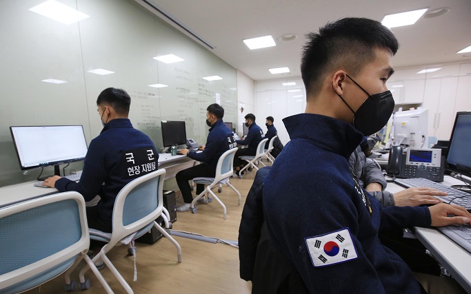 In this file photo taken on Dec. 14, 2020, special warfare soldiers input data at a health center in Seoul as part of efforts to assist the government's epidemiological survey in the fight against COVID-19. (Pool photo) (Yonhap)