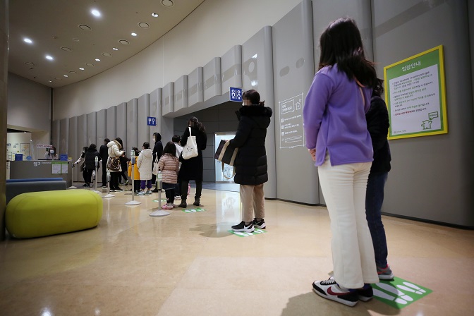 This file photo shows people maintaining social distancing to enter an exhibition at the National Museum of Korea in Seoul on Jan. 19, 2021. (Yonhap)