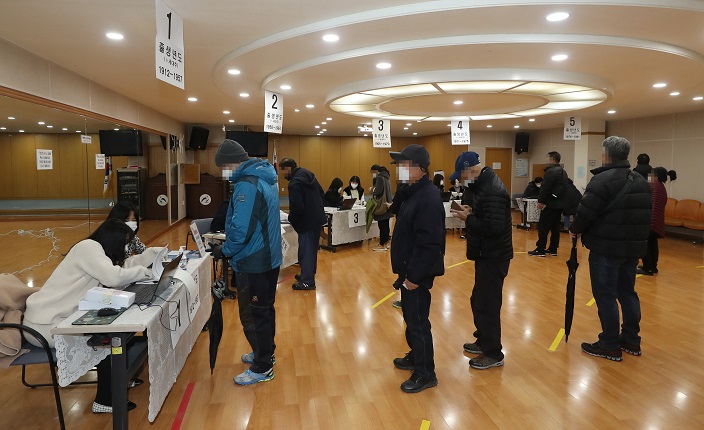 Citizens in the southeastern city of Ulsan stand in lines to apply for the city's emergency pandemic relief at a community service center on Feb. 1, 2021. (Yonhap)