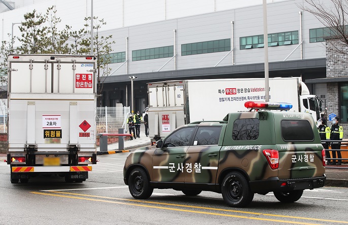 This photo taken Feb. 1, 2021 shows delivery vehicles in a training simulation held in Pyeongtaek, some 70 km south of Seoul, for the delivery of coronavirus vaccines. (Yonhap)