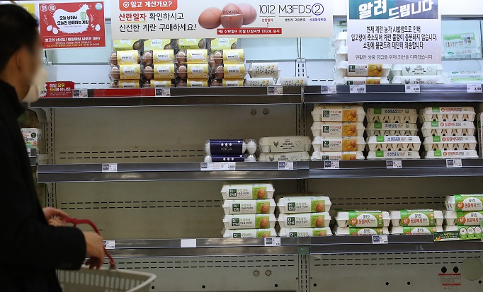 A shopper looks at eggs at a supermarket in Seoul on Feb. 1, 2021. (Yonhap)