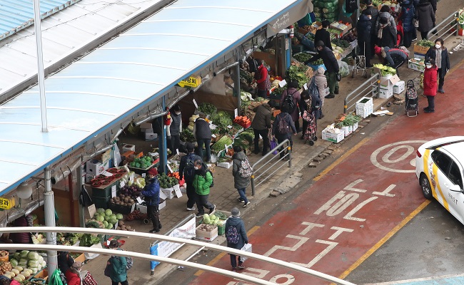 A traditional market in Seoul is crowded with people ahead of next week's Lunar New Year holiday on Feb. 5, 2021. (Yonhap)