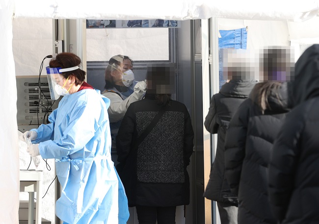 Medical workers prepare for a COVID-19 test in Seoul on Feb. 8, 2021. (Yonhap)