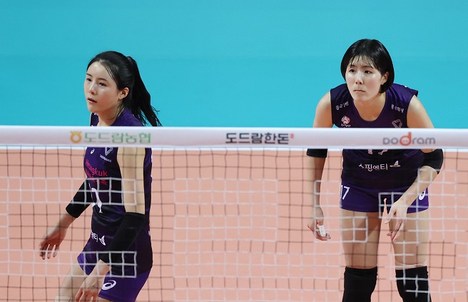 This file photo from Oct. 21, 2020, shows Lee Da-yeong (L) and Lee Jae-yeong of the Heungkuk Life Pink Spiders during a women's V-League match against GS Caltex Kixx at Jangchung Arena in Seoul. (Yonhap)