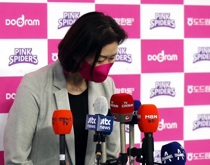 Park Mi-hee, head coach of the Heungkuk Life Pink Spiders, bows after speaking to reporters before a women's V-League match against the IBK Altos at Gyeyang Gymnasium in Incheon, just west of Seoul, on Feb. 16, 2021. (Yonhap)