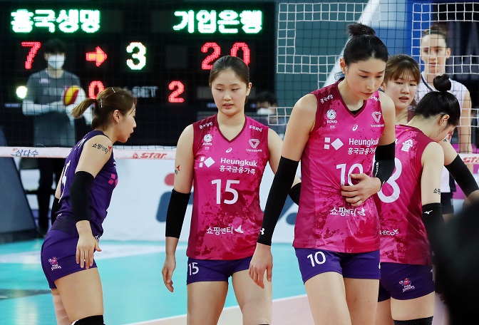 Players of the Heungkuk Life Pink Spiders react to a lost point during a women's V-League match against the IBK Altos at Gyeyang Gymnasium in Incheon, just west of Seoul, on Feb. 16, 2021. (Yonhap)