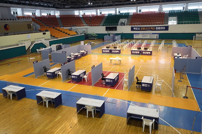 This photo, taken on Feb. 18, 2021, shows a COVID-19 vaccination center set up in an indoor stadium in Mokpo, 410 kilometers south of Seoul. (Yonhap)