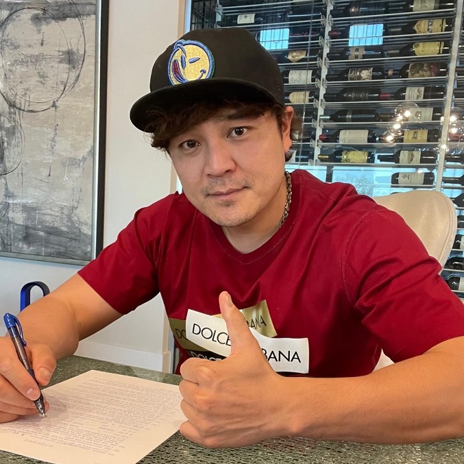 This photo provided by Shinsegae Group on Feb. 23, 2021, shows former major league All-Star Choo Shin-soo signing his contract with the new Korea Baseball Organization club owned by Shinsegae. 