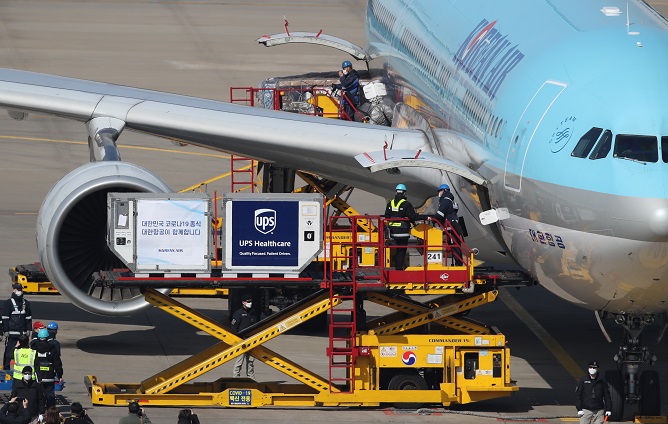 A Korean Air plane unloads the first shipment of Pfizer Inc.'s COVID-19 vaccine at Incheon airport, west of Seoul, on Feb. 26, 2021. The shipment of 58,500 doses via the COVAX Facility project is earmarked for an initial group of health workers in the first phase of South Korea's vaccination program that began the same day. (Yonhap)