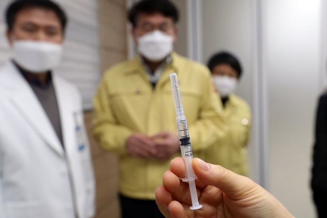 A medical worker holds up a shot containing AstraZeneca's COVID-19 vaccine at a hospital in Gwangju, 330 kilometers south of Seoul, on Feb. 27, 2021. (Yonhap)