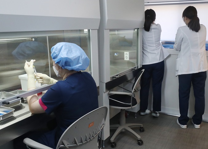 Medical workers prepare Pfizer's COVID-19 vaccine at a hospital in central Seoul on Feb. 27, 2021. (Pool photo) (Yonhap)