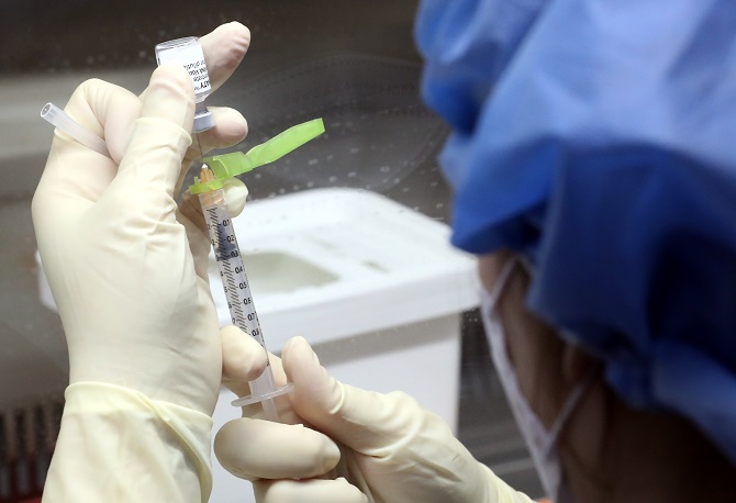 A medical worker prepares Pfizer's COVID-19 vaccine at a hospital in central Seoul on Feb. 27, 2021. (Pool photo) (Yonhap)