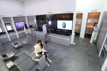 LG Uplus Opens First Unmanned Store amid Pandemic
