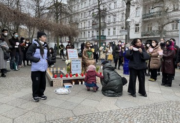 Asians Hold Vigil in Berlin to Remember Victims of Atlanta Shootings