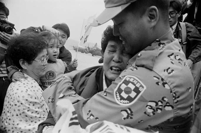 This file photo shows a solider reuniting with his family member on April 1, 1991, upon return from his participation in the Gulf War. (Yonhap)