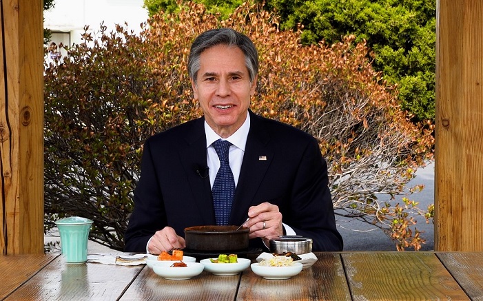 This photo, captured from U.S. Secretary of State Antony Blinken's Twitter account, shows the top U.S. diplomat enjoying Korean tofu stew in Seoul.