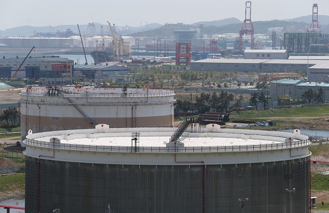 This undated photo file shows oil-refining facilities in South Korea. (Yonhap)