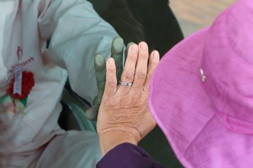 Family Caregivers for Elderly with Dementia May be Daughters, in Their 50s or Married: Study