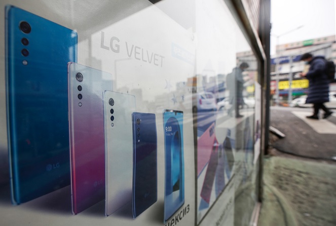 This file photo taken Jan. 21, 2021, shows an advertisment for LG Electronics Inc.'s Velvet smartphone displayed at a store in Seoul. (Yonhap)
