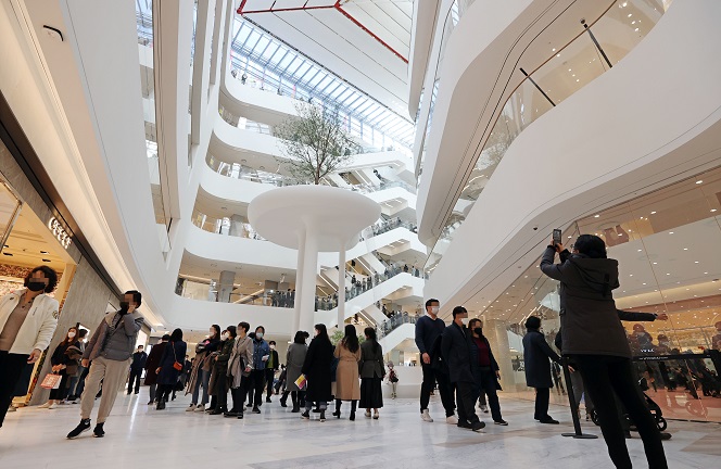 Visitors shop at the Hyundai Seoul department store in Yeouido, western Seoul, in this file photo taken on Feb. 26, 2021. (Yonhap)
