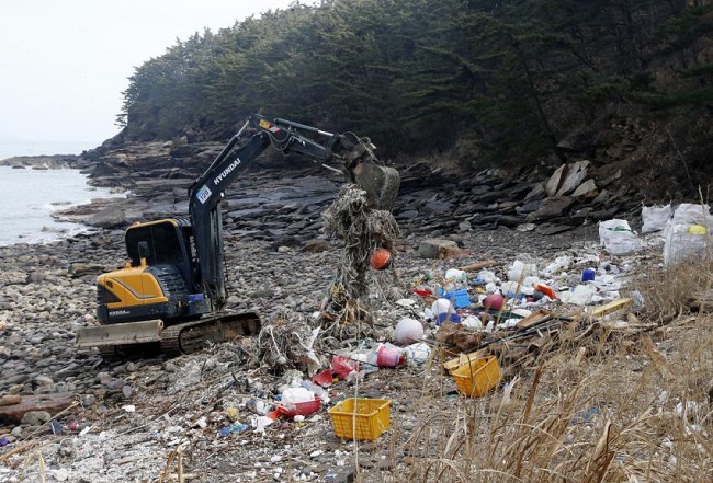 Marine Debris from China Swamps Taean Coast