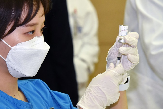 A nurse prepares to give a COVID-19 vaccine shot at Seoul National University Hospital in Seoul on March 4, 2021, in this photo taken by the joint press corps. (Yonhap)