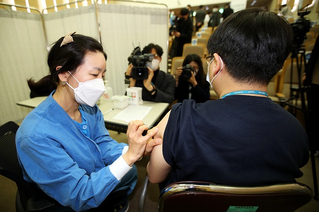 A nurse gives a COVID-19 vaccine shot to medical workers at Seoul National University Hospital in Seoul on March 4, 2021, in this photo taken by the joint press corps. (Yonhap)