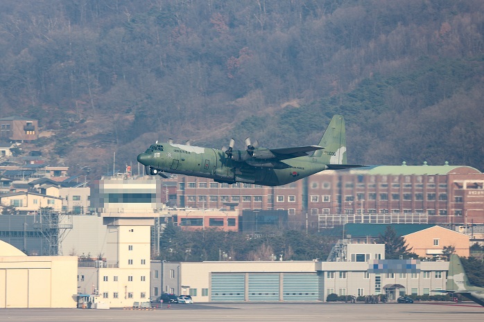 A transport aircraft of the Air Force carrying COVID-19 vaccines takes off from Seoul Air Base in Seongnam, south of Seoul, on March 5, 2021, to head to Jeju airport on South Korea's largest island of the same name. (Yonhap)