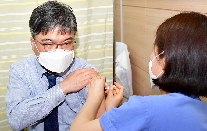 Chonnam National University Hospital Director Ahn Young-keun receives a COVID-19 vaccination shot at the hospital in Gwangju, 330 kilometers southwest of Seoul, on March 8, 2021. (Yonhap)