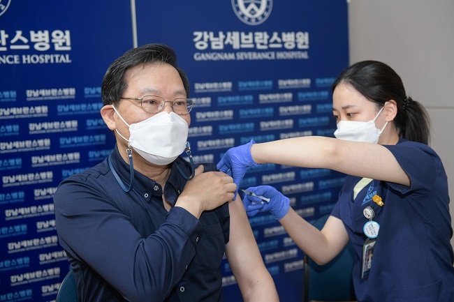 Gangnam Severance Hospital Director Song Young-goo receives a COVID-19 vaccine shot at the hospital in southern Seoul on March 9, 2021, in this photo provided by the hospital.
