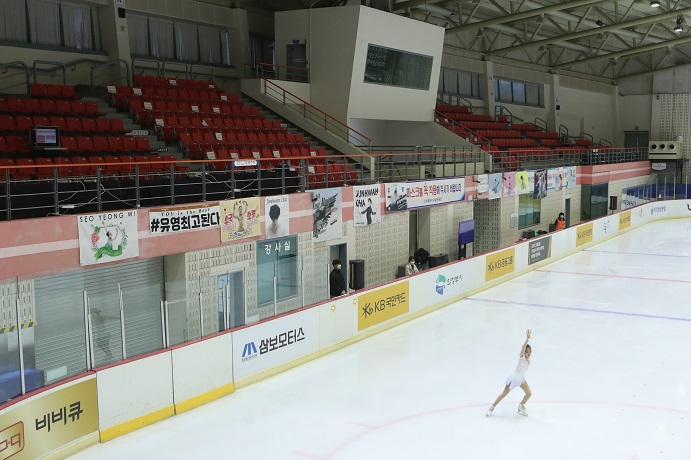 A figure skating competition takes place at an ice rink in Uijeongbu, north of Seoul, on March 12, 2021, without spectators to prevent the spread of COVID-19. (Yonhap)