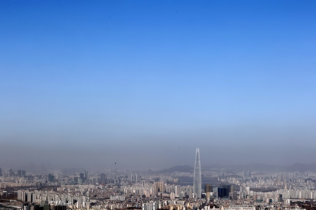 Seoul is shrouded with a layer of yellow dust originating from northern China on March 16, 2021. (Yonhap)