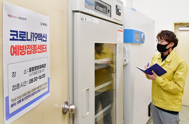 A health official checks a freezer for the storage of vaccines at a vaccination center in Seoul on March 19, 2021. (Yonhap)