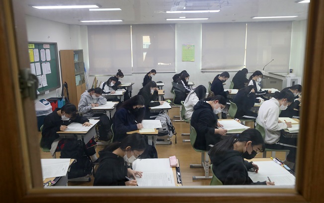 A class of students takes this year's first nationwide examination at a high school in Chuncheon, Gangwon Province, on March 23, 2021. (Yonhap)
