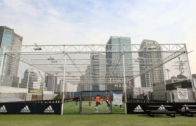 This photo shows an outdoor futsal field at I-Park Mall in Yongsan, central Seoul, on March 26, 2021. (Yonhap)