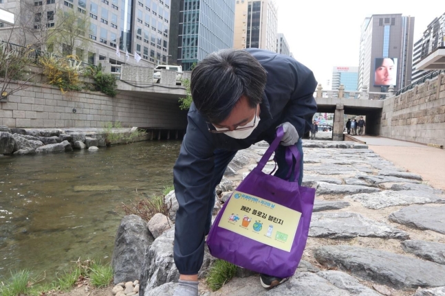 S. Koreans Embrace ‘Plogging Challenge’ Ahead of Earth Day