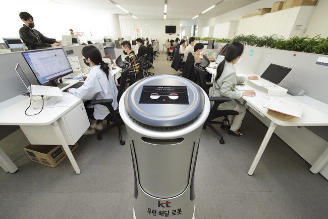 AI Robot Delivers Mail to KT Management