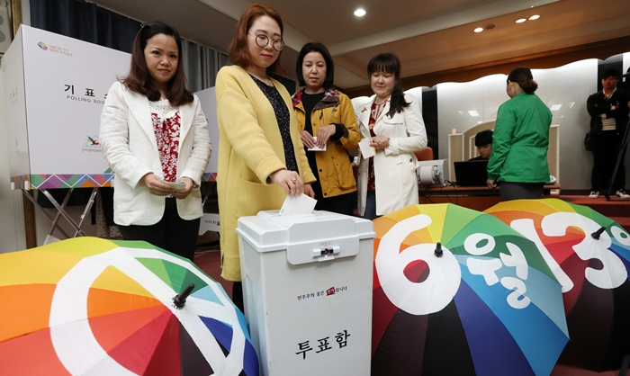 Non-citizen residents in South Korea practice voting at the Namgu Multicultural Family Support Center in Busan on April 16, 2018. (Yonhap)