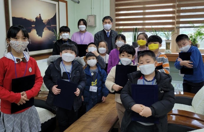 Students pose for a photo at Gapyeong Elementary School in Danyang County, North Chungcheong Province. (image: Danyang Office of Education)