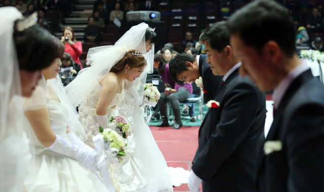 A joint wedding ceremony of multicultural couples takes place in Seoul on March 5, 2013. (Yonhap)
