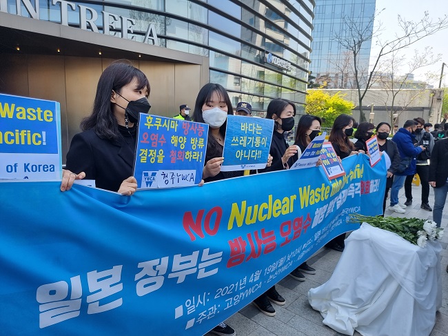 Members of the National YWCA of Korea hold a news conference in front of the Japanese Embassy in Seoul on April 19, 2021, to demand Japan immediately scrap its decision to discharge radioactive water into the sea. (Yonhap)