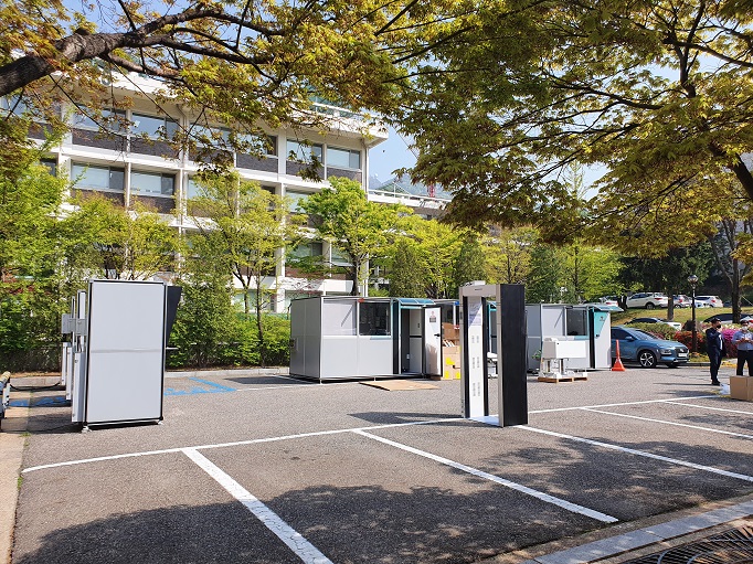 Temporary structures are set up in a parking lot of the science department of Seoul National University to process samples for COVID-19 testing on April 22, 2021. (Yonhap)
