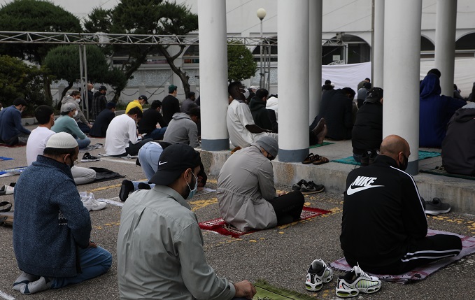This undated file photo shows Muslims praying at a mosque in central Seoul. (Yonhap)