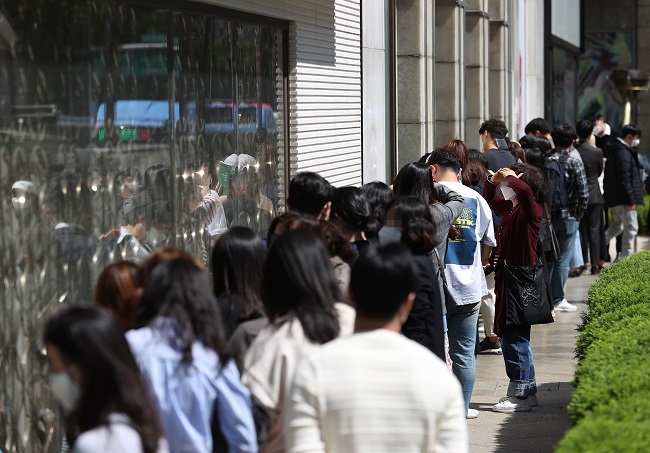 People Queue in Line Waiting To Enter Louis Vuitton Store in Seoul South  Korea Editorial Photo - Image of korea, line: 232530901