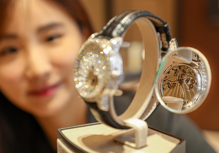 A model shows off luxury watches at a Seoul department store in this file photo. (Yonhap)