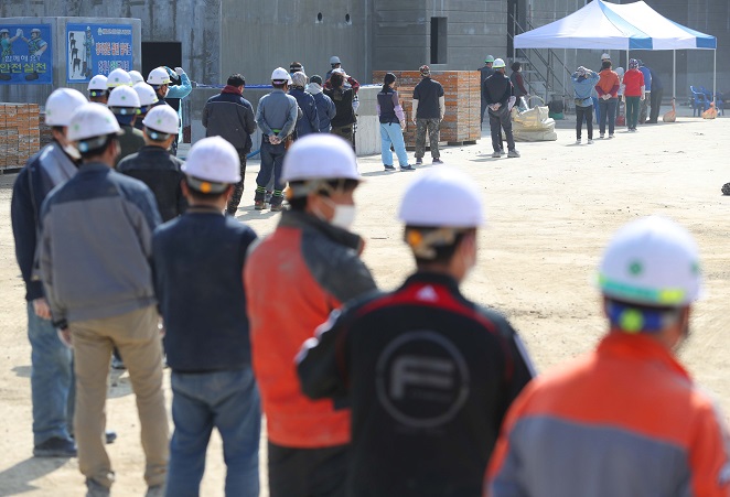 Migrant workers receive tests at an outdoor COVID-19 testing station in Gyeongsan, North Gyeongsang Province, on March 11, 2021, as local authorities ordered all such workers to undergo tests. (Yonhap)