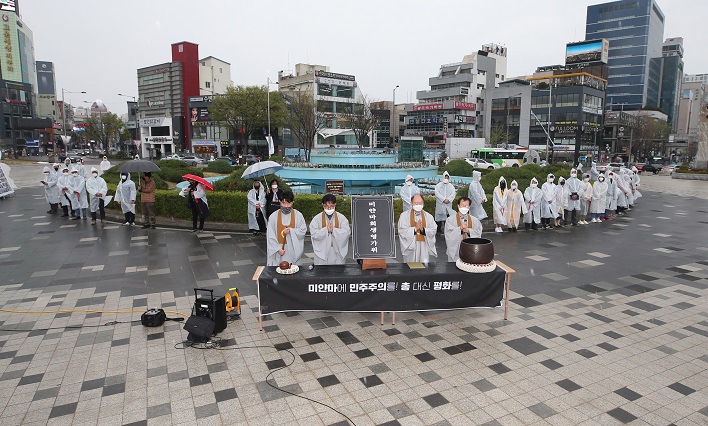 South Koreans hold a memorial service in the southern city of Gwangju on March 27, 2021, for Myanmar people killed in protests against a military coup. (Yonhap)