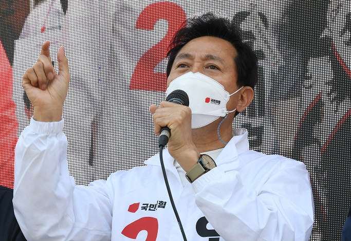 Then candidate Oh Se-hoon makes a stump speech on April 6, 2021, the final day of the campaign for the April 7 Seoul mayoral by-election, which he would go on to win. (Pool photo) (Yonhap)